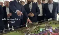 Karol Nawrocki i Szymon Pogoda patrzą na makietę Bolesławca