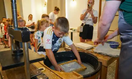 „Z papierem przez dwa tysiąclecia” – wernisaż dla przedszkolaków oraz „Papieriada” w Muzeum Ceramiki w Bolesławcu