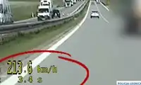 Skrajnie nieodpowiedzialne zachowanie kierowcy na A4 -213 km/h w miejscu z ograniczeniem do 110 [WIDEO]