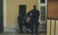 Biegali po rynku w pośpiechu – policja i ochrona ratowali nietrzeźwego mężczyznę