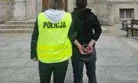 Złamał sądowy zakaz i pojawił się nocą pod domem rodziny. Zatrzymanie 47-latka przez policję w Kruszynie