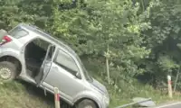 Zjechał ze skarpy i uderzył w znak drogowy. Kierowca Daihatsu uciekł policji