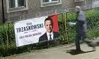 Rozejrzał się, wyjął farbę i zniszczył baner wyborczy! [WIDEO]