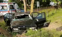 Dachowanie BMW pod Bolesławcem. 20-letni kierowca wyprzedzał mimo zakazu