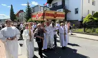Niecodzienne sceny w Bolesławcu! Zobacz, co wydarzyło się podczas procesji Bożego Ciała na Staszica [ZDJĘCIA]