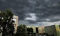 Uwaga, alert pogodowy! Po południu możliwe burze, silny wiatr i grad