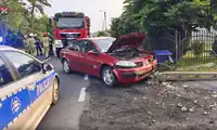 Niebezpieczne wyprzedzanie. Renault uderzyło w słup energetyczny