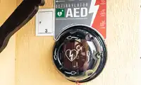 Defibrylator na ścianie każdej szkoły w gminie