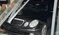 Zamiast hamować – dodała gazu. Mercedes wylądował w Dino