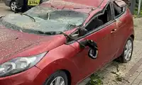 Drzewo runęło na samochód, auto nadaje się do kasacji