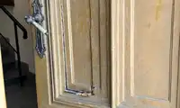 Zniszczono drzwi do sądu w Bolesławcu