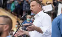 W poniedziałek podpisał ustawę "lex Tusk", w piątek chce ją nowelizować