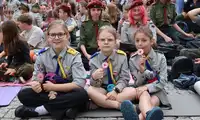 Harcerze i zuchy mimo deszczu wesoło śpiewali na bolesławieckim Rynku! [FOTO, WIDEO]