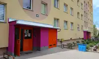 Jaskrawe malowanie wejść do wieżowca na Jana Pawła zaskoczyło mieszkańców [WIDEO]