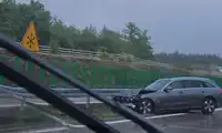 Zderzenie na A4 w kierunku Bolesławca – Mercedes uderzył w bariery