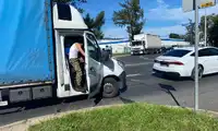 Zderzenie ciężarówki z Audi przy wiadukcie