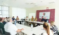 Bezpieczne wakacje i bieżące wyzwania – posiedzenie Komisji Bezpieczeństwa i Porządku w Starostwie Powiatowym w Bolesławcu