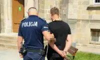 Pijany kierowca uciekał… prosto pod komendę policji. Nie miał prawa jazdy, ale miał 2,5 promila 