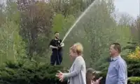 Lali wodą pod kościołem!