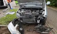 Skrajna nieodpowiedzialność! Pijana kobieta z dzieckiem w aucie uderzyła w latarnię