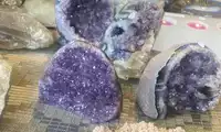 Coraz mniej minerałów, coraz więcej kiełbasy i bizuterii. Lwóweckie święto schodzi na psy [WIDEO]