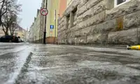 Uwaga! Ślisko na drogach i chodnikach