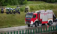 Deszcz, poślizg i utrata panowania. Mercedes wypadł z drogi na 36 km autostrady A4