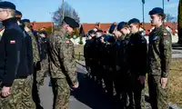 Licealiści na szkoleniu w wojsku