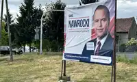 Baner Karola Nawrockiego z naklejką - skutki afery mieszkaniowej?