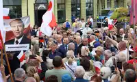 Nawrocki w Bolesławcu. Były oklaski, przepychanki i narodowe okrzyki [FOTORELACJA]