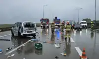 Poślizg na autostradzie A4. Peugeot wbił się w bariery
