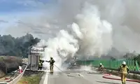 Ogień, dym i wybuchy na A4. Policjanci i kierowcy ramię w ramię w walce o każdy metr - zobacz WIDEO