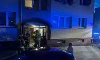 Wzmożona akcja straży pożarnej na Karola Miarki – zadymienie w piwnicy budynku [WIDEO]