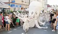 Oryginalna „Parada z miłości do gliny” Papy Nowaka powraca 16 sierpnia do Bolesławca – nie możesz tego przegapić!