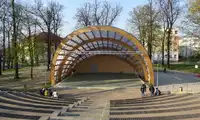 Bierzmy przykład z łódzkiego! W Bolesławcu muszla koncertowa niszczeje, a w Tomaszowie co tydzień są koncerty