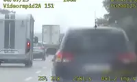 Nietrzeźwy pirat drogowy na autostradzie A4. Żeby wydobyć go z auta, policjanci musieli wybić szybę - zobacz WIDEO