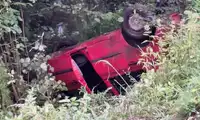 Mokra droga. Auto dachowało – kierowca w szpitalu!