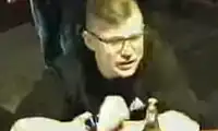 Złamany nos po ciosie „z główki” – poszukiwany sprawca pobicia w Bolesławcu, pomóżcie policji