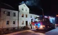 Gromadka: Wieczorny pożar sadzy w kominie, trzy zastępy straży na akcji
