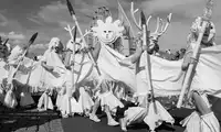 Zdjęcia ukazujące ludzi wymalowanych gliną z Teatru Glina Da z wyróżnieniem w ogólnopolskim konkursie fotograficznym! [ZDJĘCIA]