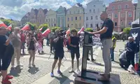Protest Konfederacji przeciwko nielegalnej imigracji na rynku w Bolesławcu – około 200 uczestników, w tym kibice Zagłębia Lubin [WIDEO]