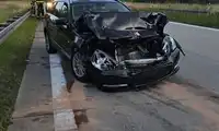 Auto doszczętnie zniszczone na A18. Kierowca zbiegł z miejsca zdarzenia
