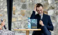 Gej gejowi oka nie wykole? Potrzymaj piwo! 