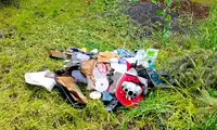 Wywalił śmieci z taczki i odjechał! Ma szansę posprzątać i dostać mandat - ZOBACZ WIDEO