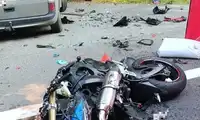 Motocyklista nie miał szans.  Kierowca Renaulta wymusił pierwszeństwo – zabił człowieka [WIDEO]
