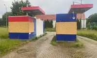 Zdewastowana stacja paliw przy Tesco w Bolesławcu zabezpieczona po interwencji Bolec.Info – gdzie były miejskie służby?