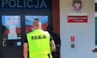 Butelką wybił szybę w cudzym aucie
