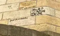 Wandale oszpecili wiadukt kolejowy w Bolesławcu – mieszkańcy oburzeni