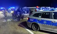 Wypadek busa jadącego na A4 w kierunku Bolesławca. Samochód przewrócił się na bok