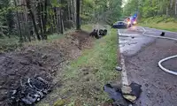 Audi w strzępach, silnik i kierownica w trawie – cud po dachowaniu